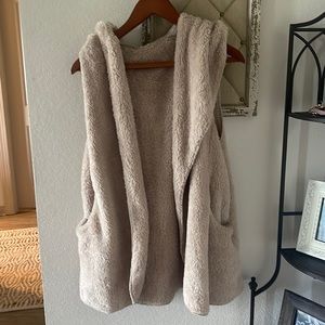 Fur Stylish Vest with hood and pockets S/M